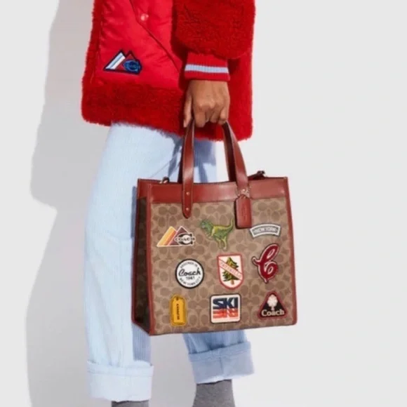 New Coach Field Tote In Signature Canvas With Patches - Picture 2 of 7